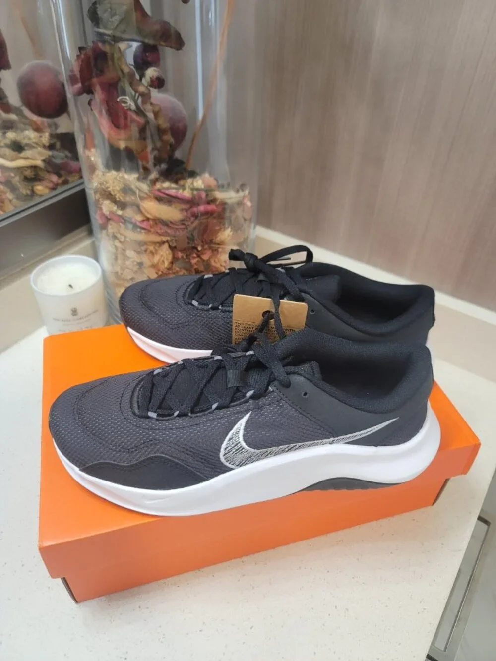 Nike Legend Essential 3 NN Men Low Top Lace Up Sneaker Black/white New NIB Sz 8